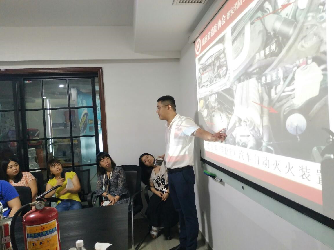 实战守底线严筑安全墙——海港区档案馆扎实开展消防安全培训暨应急实战演练(图1)